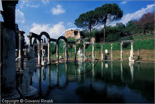 ITALY - VILLA ADRIANA (Tivoli RM) - il Canopo - rievocativo dell'omonima citt egizia - emiciclo verso nord con colonne e calchi delle statue