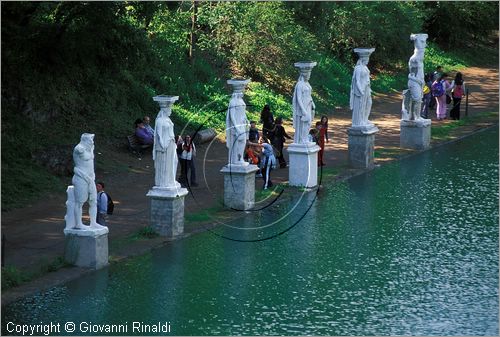 ITALY - VILLA ADRIANA (Tivoli RM) - il Canopo - rievocativo dell'omonima citt egizia - Cariatidi e Sileni sul lato sud-ovest della lunga vasca