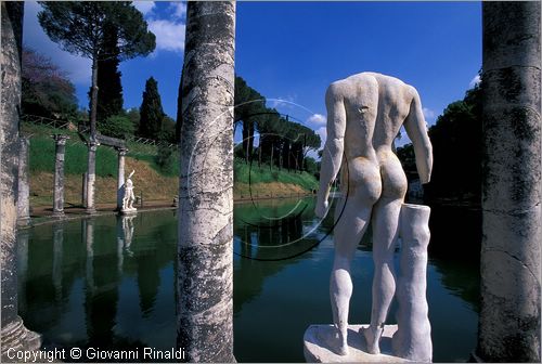 ITALY - VILLA ADRIANA (Tivoli RM) - il Canopo - rievocativo dell'omonima citt egizia - emiciclo verso nord con colonne e calchi delle statue - particolare