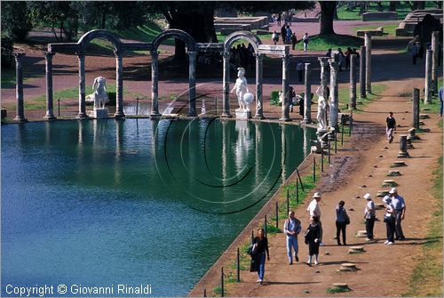 ITALY - VILLA ADRIANA (Tivoli RM) - il Canopo - rievocativo dell'omonima citt egizia - emiciclo verso nord con colonne e calchi delle statue