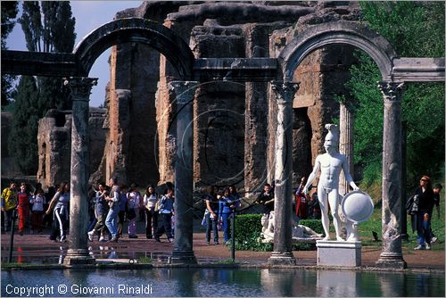 ITALY - VILLA ADRIANA (Tivoli RM) - il Canopo - rievocativo dell'omonima citt egizia - emiciclo verso nord con colonne e calchi delle statue
