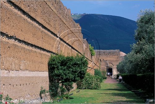 ITALY - VILLA ADRIANA (Tivoli RM) - Pecile - mura che chiude a nord il grande quadriportico