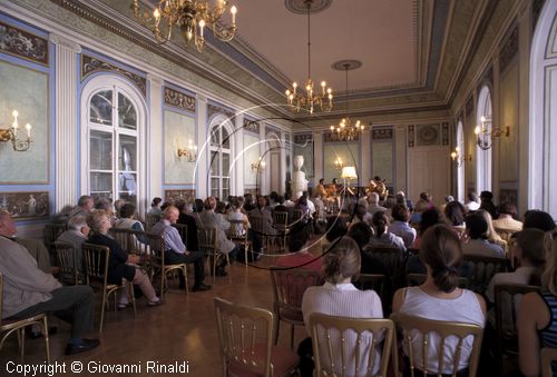 AUSTRIA - BURGENLAND - Eisenstadt - Castello Esterhazy - una sala interna con concerto