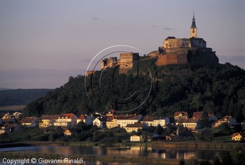 AUSTRIA - BURGENLAND - Gussing - veduta del castello sopra al borgo ed al lago