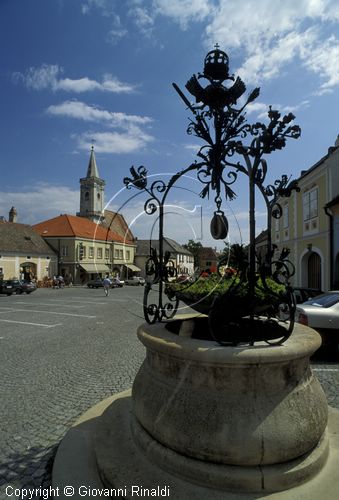 AUSTRIA - BURGENLAND - Rust am Neusiedlersee - Rathausplatz - in mezzo l'Adlerbrunnen