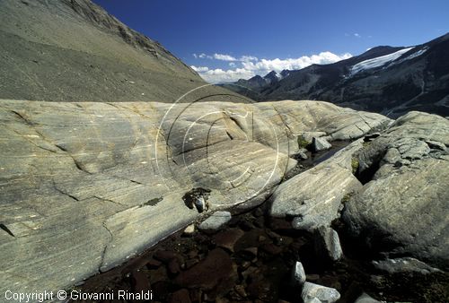 AUSTRIA - Gruppo del Glockner - rocce ai piedi delle Wasserfall Winkl