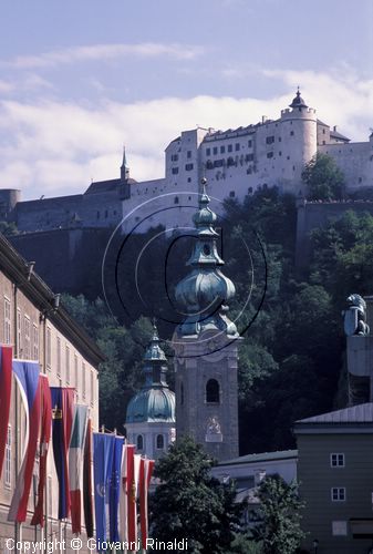 AUSTRIA - SALISBURGO - SALZBURG - il castello visto dai giardini di Mirabel