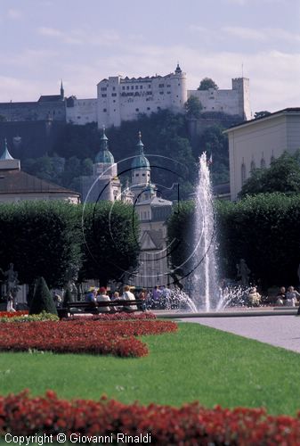 AUSTRIA - SALISBURGO - SALZBURG - il castello visto dai giardini di Mirabel