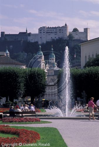 AUSTRIA - SALISBURGO - SALZBURG - il castello visto dai giardini di Mirabel