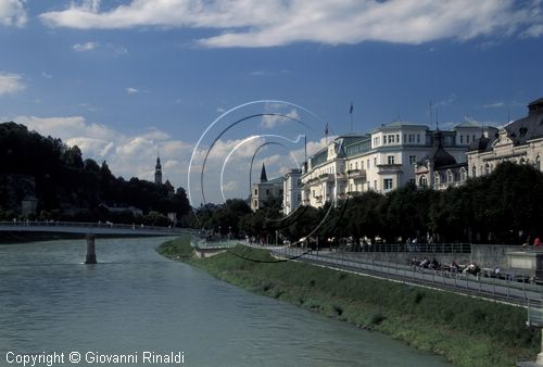 AUSTRIA - SALISBURGO - SALZBURG - scorcio della citt lungo il fiume Saklzach