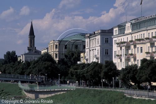 AUSTRIA - SALISBURGO - SALZBURG - scorcio della citt lungo il fiume Saklzach