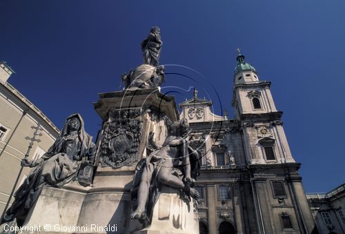 AUSTRIA - SALISBURGO - SALZBURG - Domplatz - Marieensaule e dietro il Dom