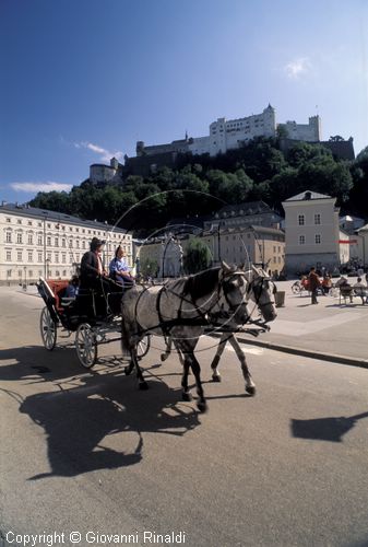 AUSTRIA - SALISBURGO - SALZBURG - Kapitelplatze - sullo sfondo la fortezza di Hohensalzurg