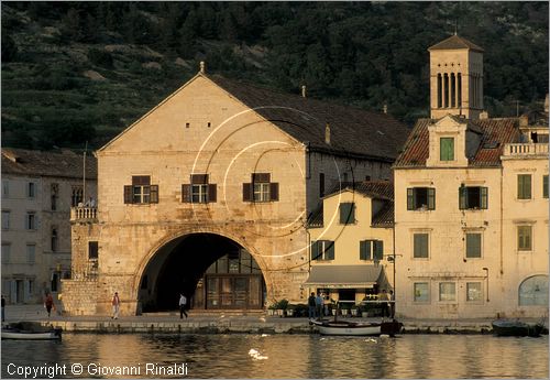 CROATIA - (Croazia) - ISOLA DI HVAR - Hvar - veduta del porto con l'arsenale veneziano