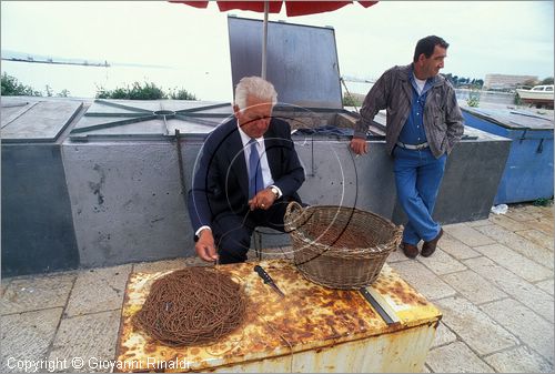 CROATIA - (Croazia) - SPLIT (Spalato) - un pescatore prepara un palangaro