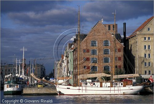 DENMARK - DANIMARCA - COPENHAGEN - lungo il canale Inderhaven presso Kvaesthusbroen
