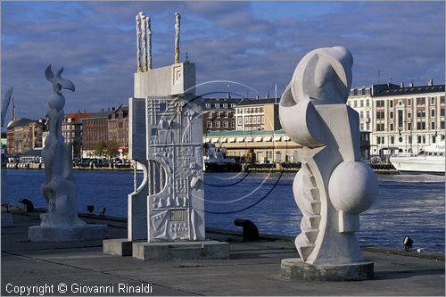 DENMARK - DANIMARCA - COPENHAGEN - sculture lungo il canale Inderhaven presso Kroyers Plads