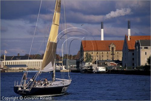 DENMARK - DANIMARCA - COPENHAGEN - barca a vela lungo il canale Inderhaven