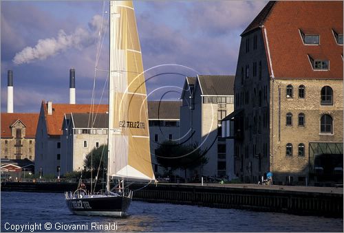 DENMARK - DANIMARCA - COPENHAGEN - barca a vela lungo il canale Inderhaven