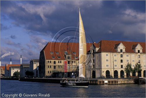 DENMARK - DANIMARCA - COPENHAGEN - barca a vela lungo il canale Inderhaven