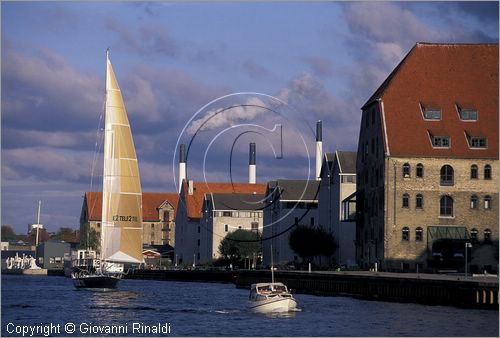 DENMARK - DANIMARCA - COPENHAGEN - barca a vela lungo il canale Inderhaven