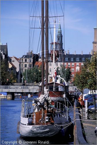 DENMARK - DANIMARCA - COPENHAGEN - lungo il canale Borsgraven