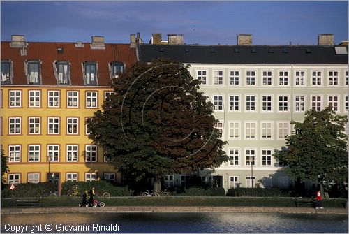 DENMARK - DANIMARCA - COPENHAGEN - quartieri ad ovest dei laghi artificiali sulla riva del Peblinge So