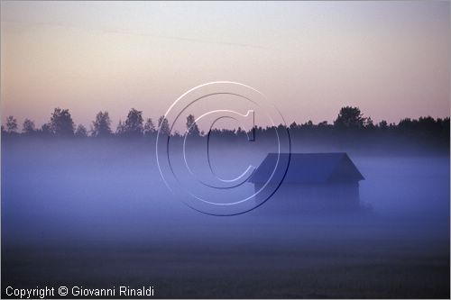 FINLAND - FINLANDIA - paesaggio al tramonto con nebbia sulla strada tra Pori e Kristinestad