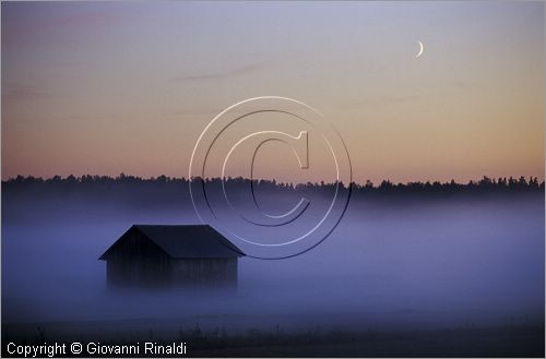 FINLAND - FINLANDIA - paesaggio al tramonto con nebbia sulla strada tra Pori e Kristinestad
