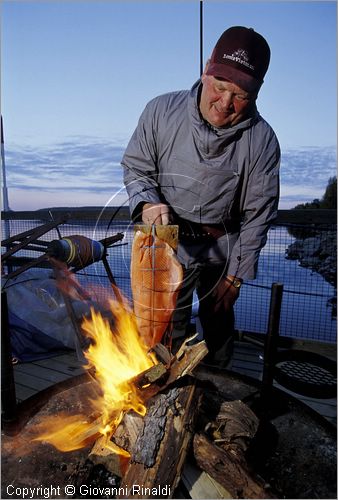 FINLAND - FINLANDIA - cottura del salmone sul Lago Isovietonen sulla strada tra Aavasaksa e Rovaniemi