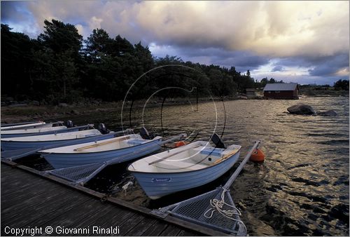 FINLAND - FINLANDIA - ISOLE ALAND - Dano (l'isola pi a nord dell'arcipelago) - barchette per la pesca a disposizione nel villaggio vacanze Dano