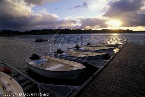 FINLAND - FINLANDIA - ISOLE ALAND - Dano (l'isola più a nord dell'arcipelago) - barchette per la pesca a disposizione nel villaggio vacanze Dano