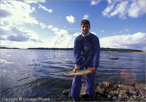FINLAND - FINLANDIA - ISOLE ALAND - pesca a spinning - cattura di un luccio