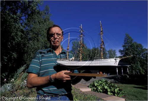 FINLAND - FINLANDIA - ISOLE ALAND - Mariehmn - Hakan Lindberg con un suo modellino navale