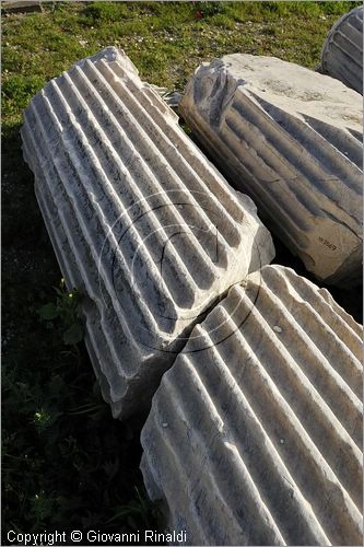 GREECE - ATENE - ATHENS - frammento di colonna presso il Teatro di Dionisio