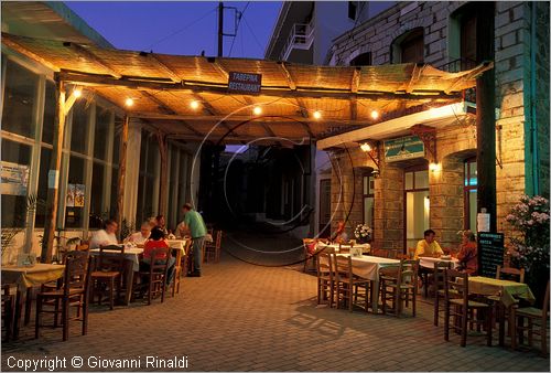 GREECE - CHIOS ISLAND (GRECIA - ISOLA DI CHIOS) - Volissos - la piazza centrale con il ristorante