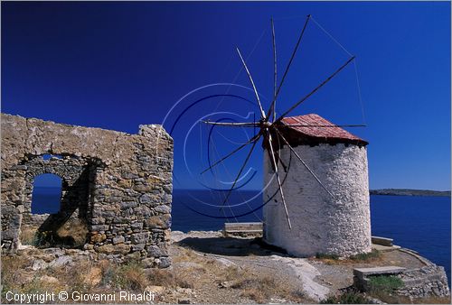 GREECE - CHIOS ISLAND (GRECIA - ISOLA DI CHIOS) - Marmaro - antico mulino a vento sulla punta del golfo