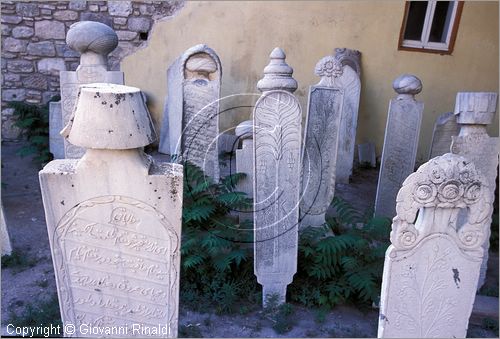 GREECE - CHIOS ISLAND (GRECIA - ISOLA DI CHIOS) - Hios - Cimitero ottomano con pietre tombali del '200