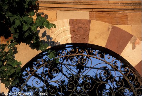 GREECE - CHIOS ISLAND (GRECIA - ISOLA DI CHIOS) - Cambos (Kampos) - tipici edifici cinti da mura, ex residenze di ricchi mercanti greci e genovesi a partire dal XIV secolo