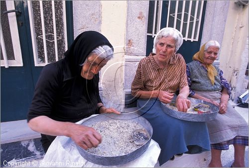 GREECE - CHIOS ISLAND (GRECIA - ISOLA DI CHIOS) - Pyrgi - lavorazione della "mastica"