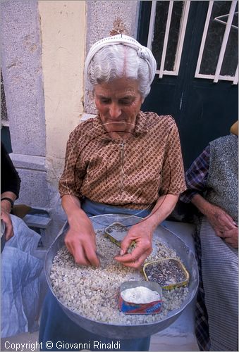 GREECE - CHIOS ISLAND (GRECIA - ISOLA DI CHIOS) - Pyrgi - lavorazione della "mastica"