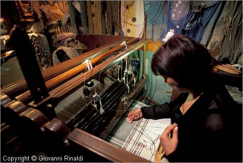 GREECE - CHIOS ISLAND (GRECIA - ISOLA DI CHIOS) - Mesta - lavorazione artigianale al telaio per fare tessuti