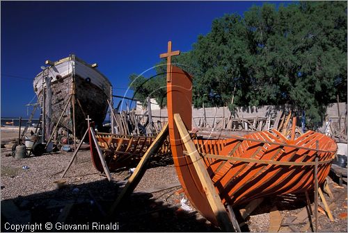 GREECE - CHIOS ISLAND (GRECIA - ISOLA DI CHIOS) - Kondari - cantiere artigianale per la costruzione di barche da pesca in legno Dimitris