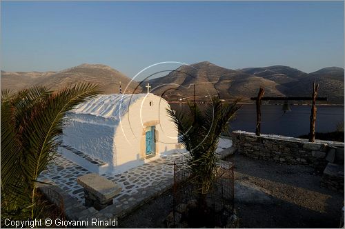 GRECIA - GREECE - Isole Cicladi - Amorgos - Baia di Kalotyri sulla costa nord occidentale vista dall'isoletta di Nikouria