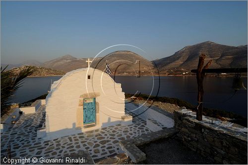 GRECIA - GREECE - Isole Cicladi - Amorgos - Baia di Kalotyri sulla costa nord occidentale vista dall'isoletta di Nikouria