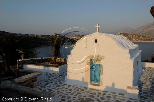 GRECIA - GREECE - Isole Cicladi - Amorgos - Baia di Kalotyri sulla costa nord occidentale vista dall'isoletta di Nikouria