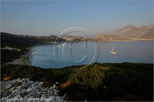 GRECIA - GREECE - Isole Cicladi - Amorgos - Baia di Kalotyri sulla costa nord occidentale vista dall'isoletta di Nikouria