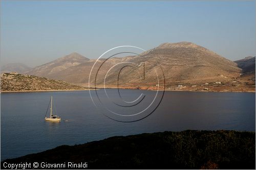 GRECIA - GREECE - Isole Cicladi - Amorgos - Baia di Kalotyri sulla costa nord occidentale vista dall'isoletta di Nikouria