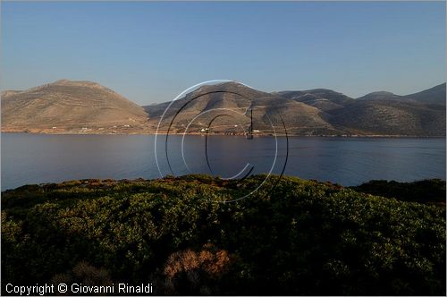 GRECIA - GREECE - Isole Cicladi - Amorgos - Baia di Kalotyri sulla costa nord occidentale vista dall'isoletta di Nikouria