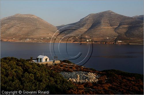 GRECIA - GREECE - Isole Cicladi - Amorgos - Baia di Kalotyri sulla costa nord occidentale vista dall'isoletta di Nikouria